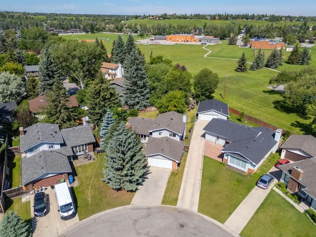 680 Deer Park Way SE Calgary AB T2J 5M1