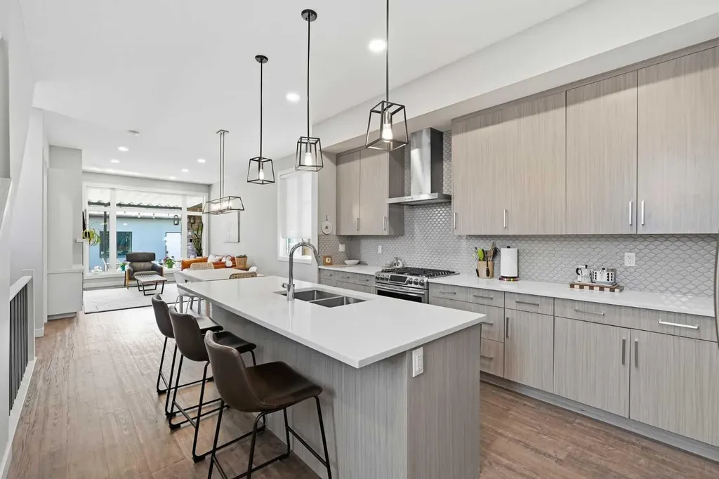 4609 72 Street NW Calgary AB T3B 2L3