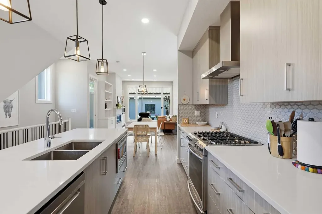 4609 72 Street NW Calgary AB T3B 2L3