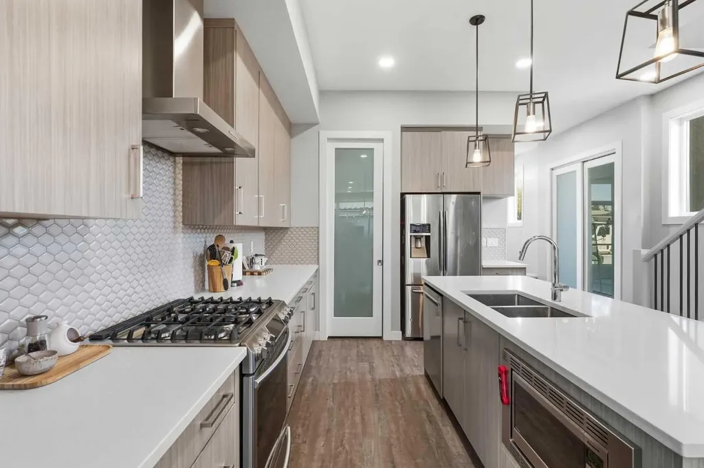 4609 72 Street NW Calgary AB T3B 2L3