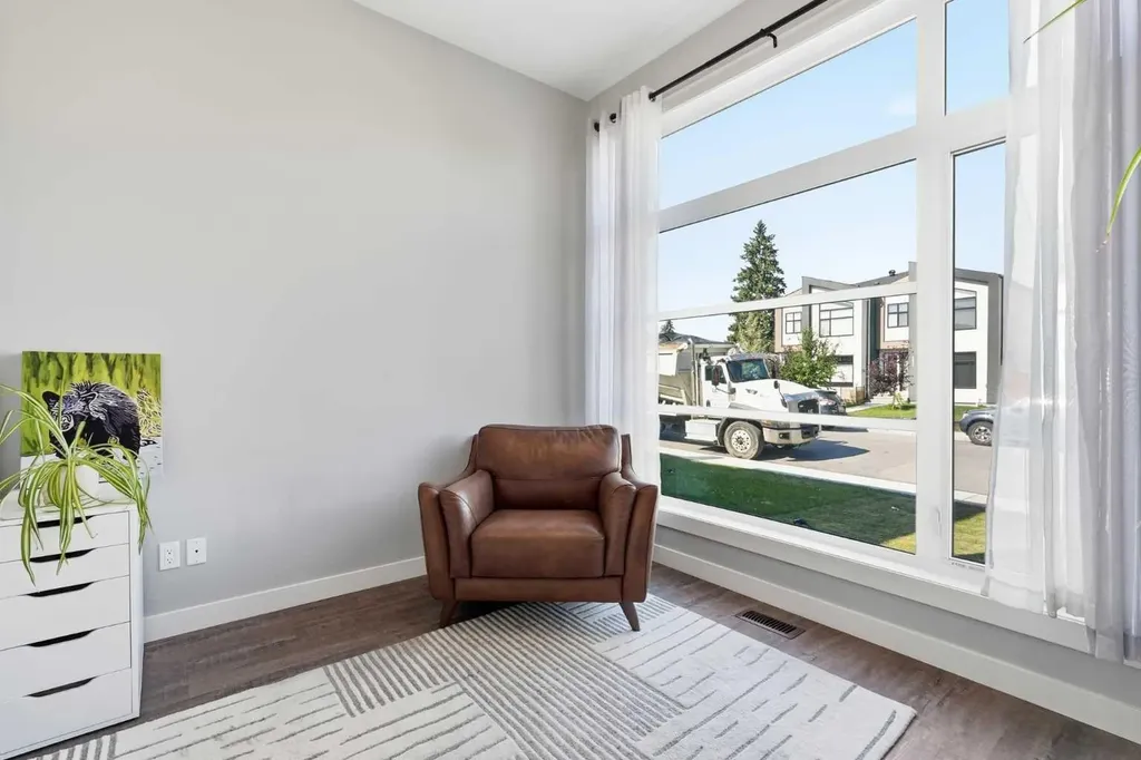 4609 72 Street NW Calgary AB T3B 2L3