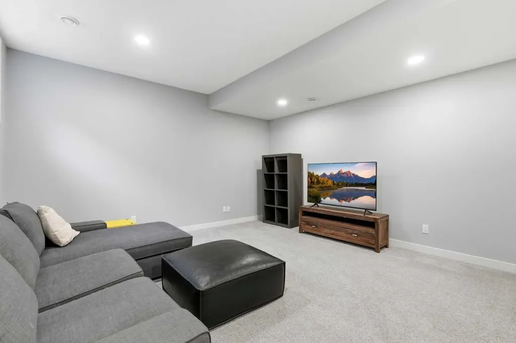 4609 72 Street NW Calgary AB T3B 2L3
