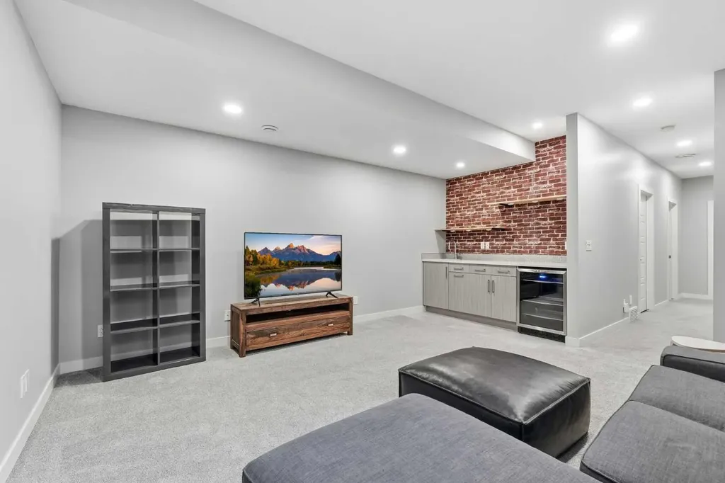 4609 72 Street NW Calgary AB T3B 2L3