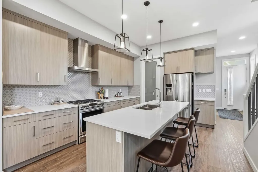 4609 72 Street NW Calgary AB T3B 2L3