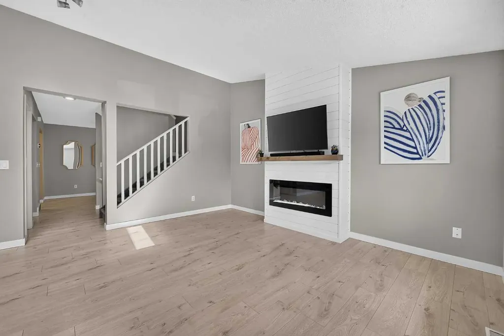 2220 29 Street SW Calgary AB T2E2K2