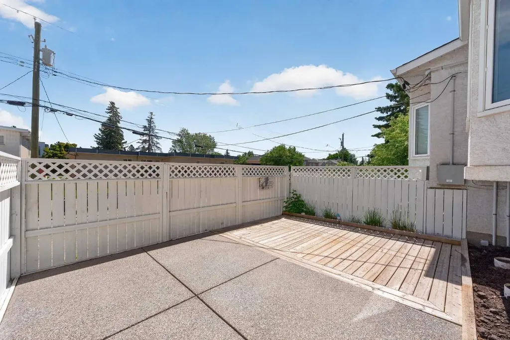 2220 29 Street SW Calgary AB T2E2K2
