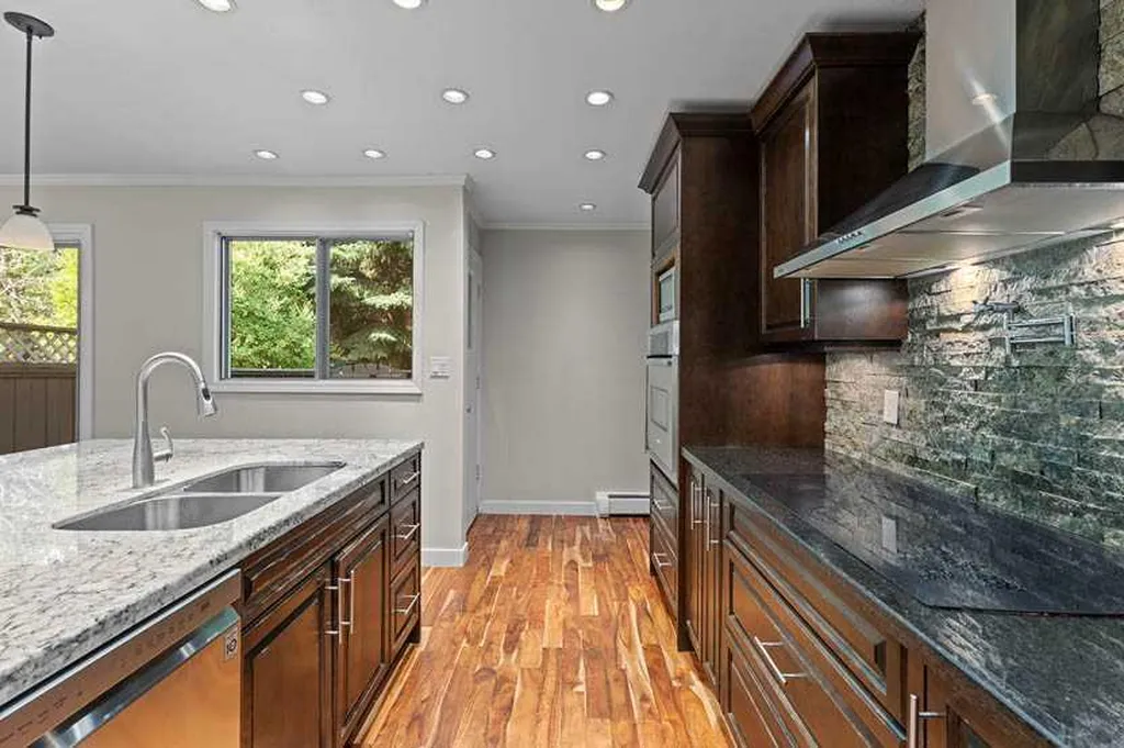 3130 66 Avenue SW Calgary AB T3E 5K3