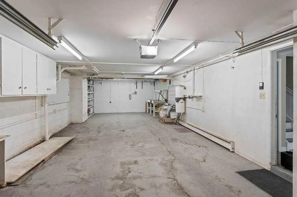 3130 66 Avenue SW Calgary AB T3E 5K3