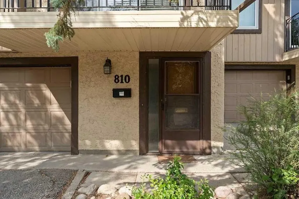 3130 66 Avenue SW Calgary AB T3E 5K3
