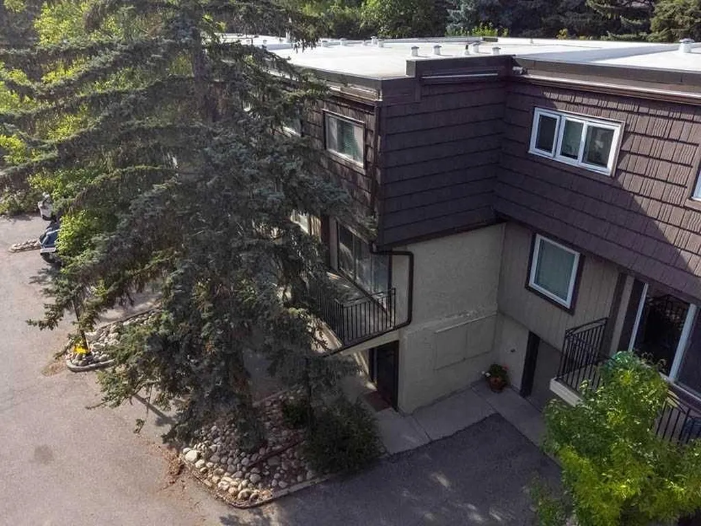 3130 66 Avenue SW Calgary AB T3E 5K3