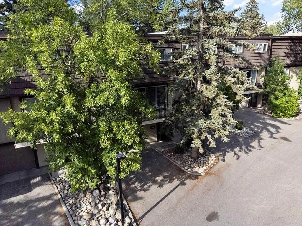 3130 66 Avenue SW Calgary AB T3E 5K3