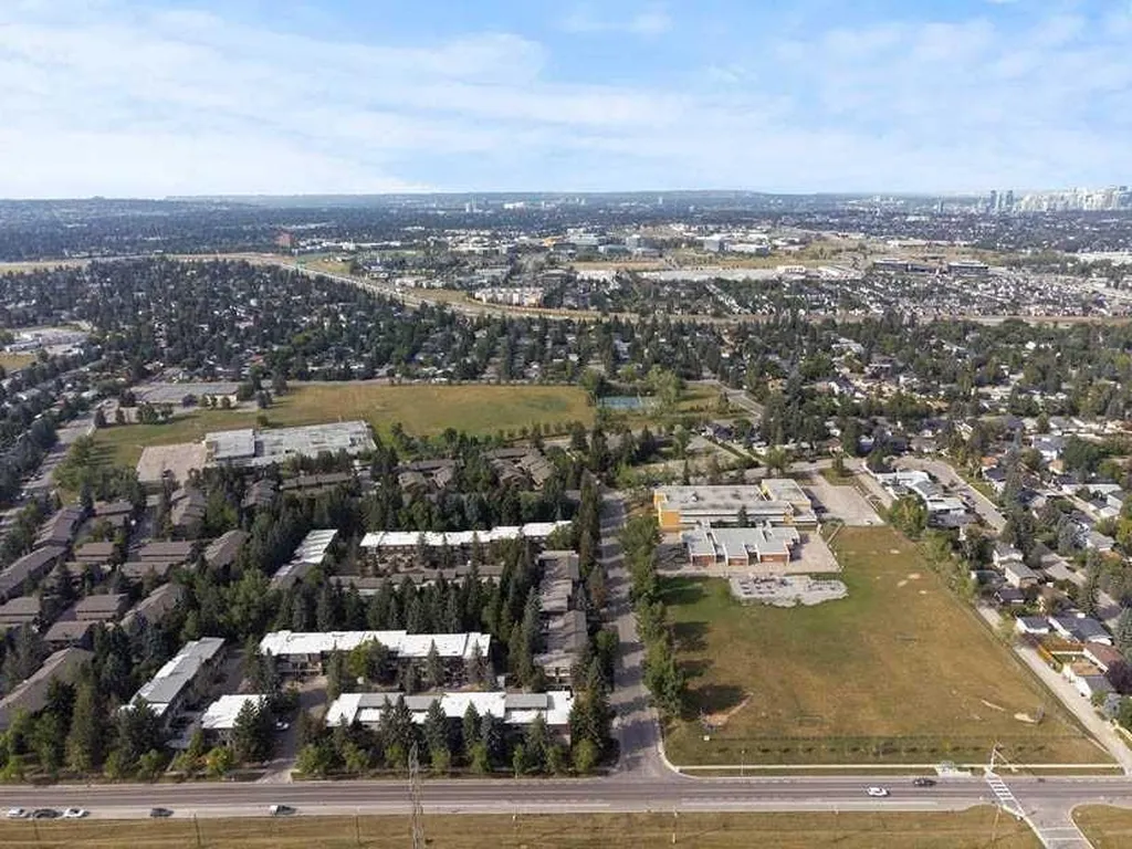 3130 66 Avenue SW Calgary AB T3E 5K3