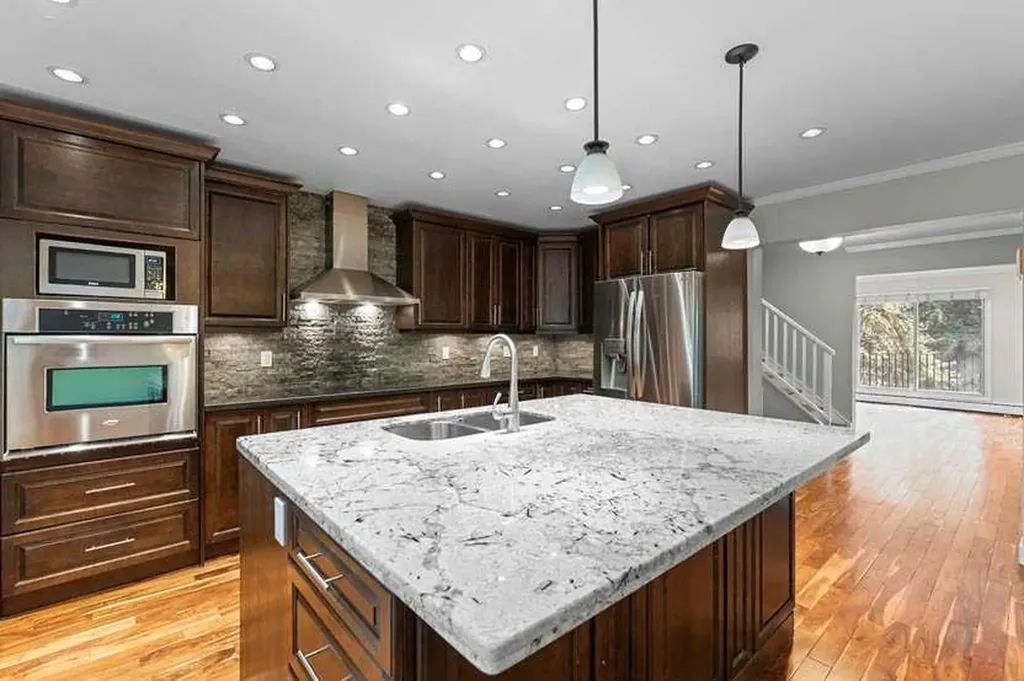 3130 66 Avenue SW Calgary AB T3E 5K3
