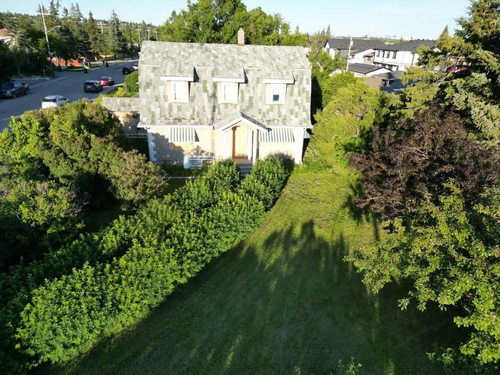 8539 48 Avenue NW Calgary AB T3B 2B1