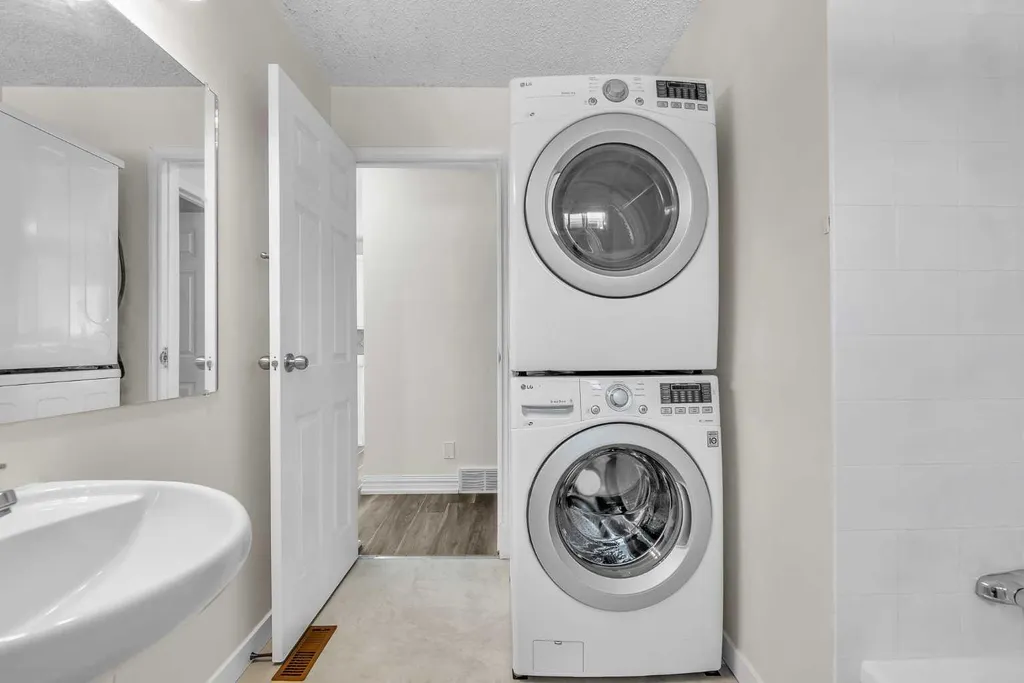 43 Taraglen Road NE Calgary AB T3J 2N8