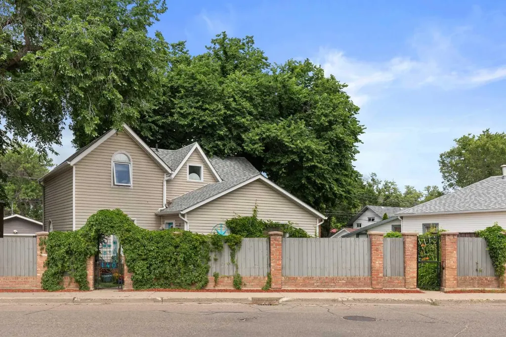 140 6 Street SE Medicine Hat AB T1A1G8