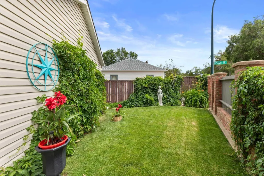 140 6 Street SE Medicine Hat AB T1A1G8