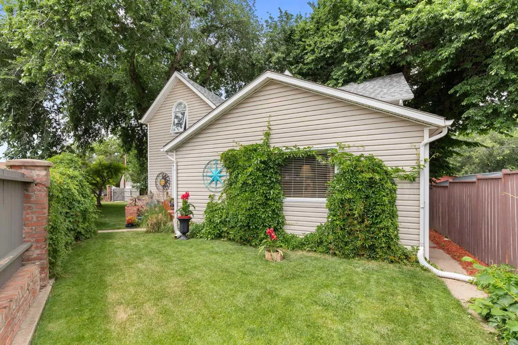 140 6 Street SE Medicine Hat AB T1A1G8