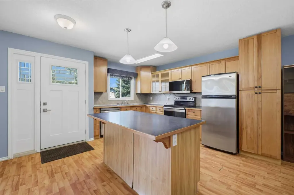 5017 61 Avenue Close Ponoka AB T4J 1E7