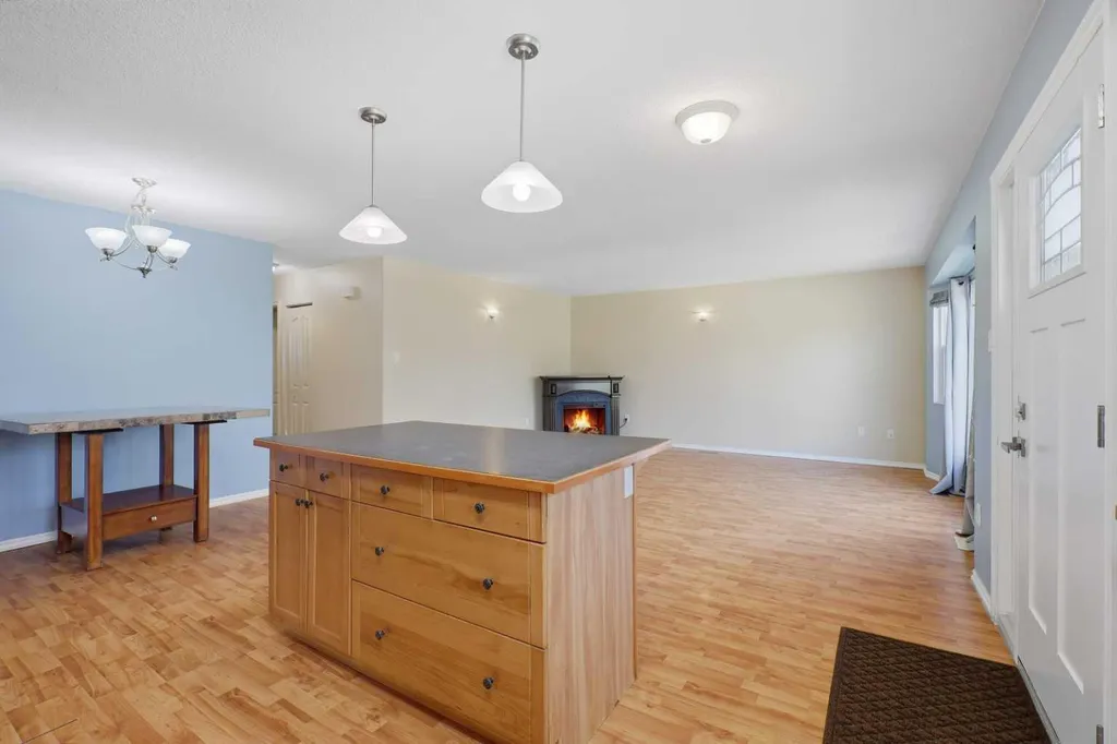 5017 61 Avenue Close Ponoka AB T4J 1E7