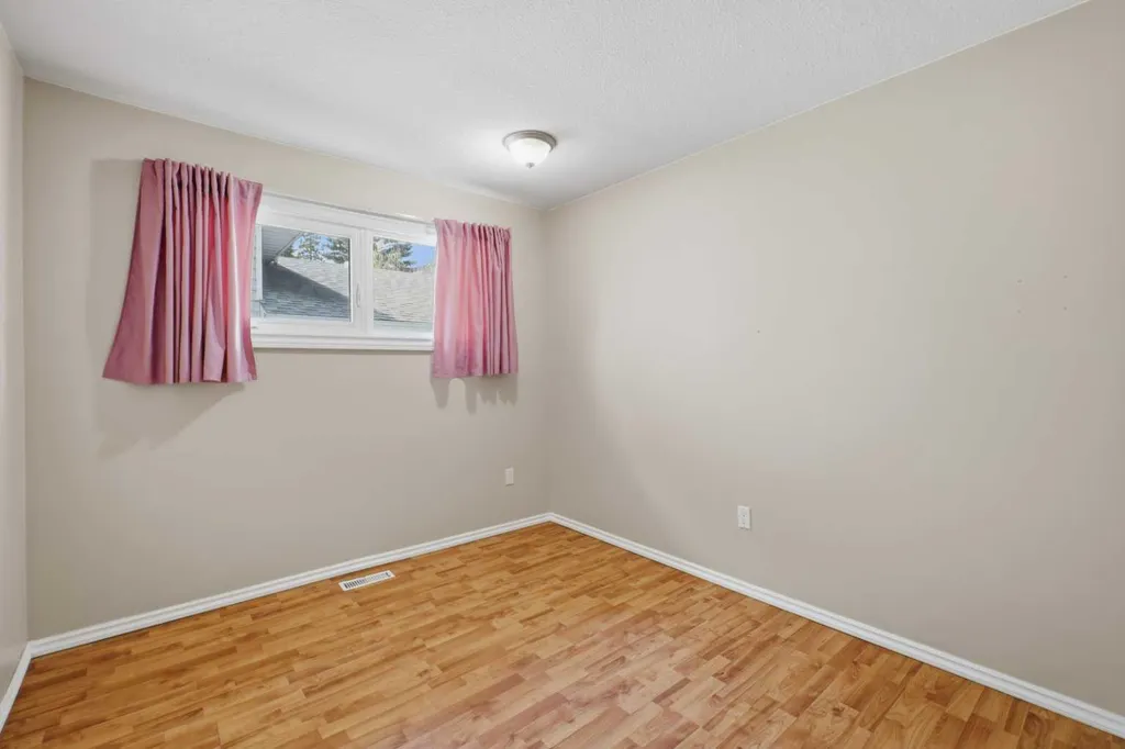 5017 61 Avenue Close Ponoka AB T4J 1E7