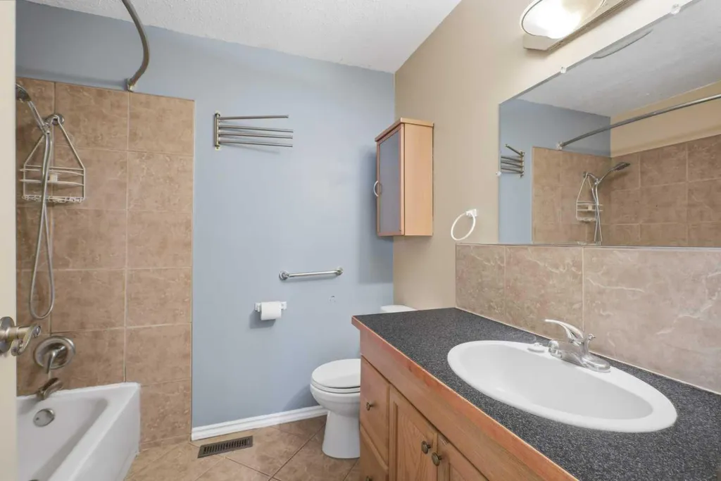 5017 61 Avenue Close Ponoka AB T4J 1E7