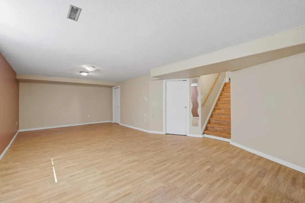5017 61 Avenue Close Ponoka AB T4J 1E7