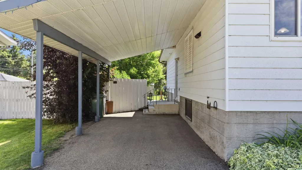5017 61 Avenue Close Ponoka AB T4J 1E7