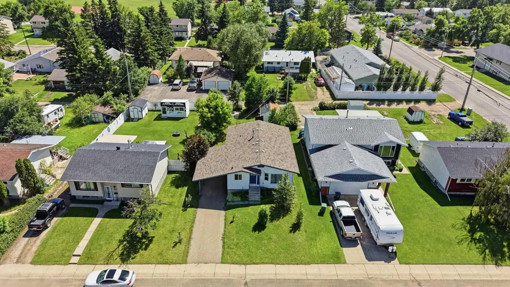 5017 61 Avenue Close Ponoka AB T4J 1E7