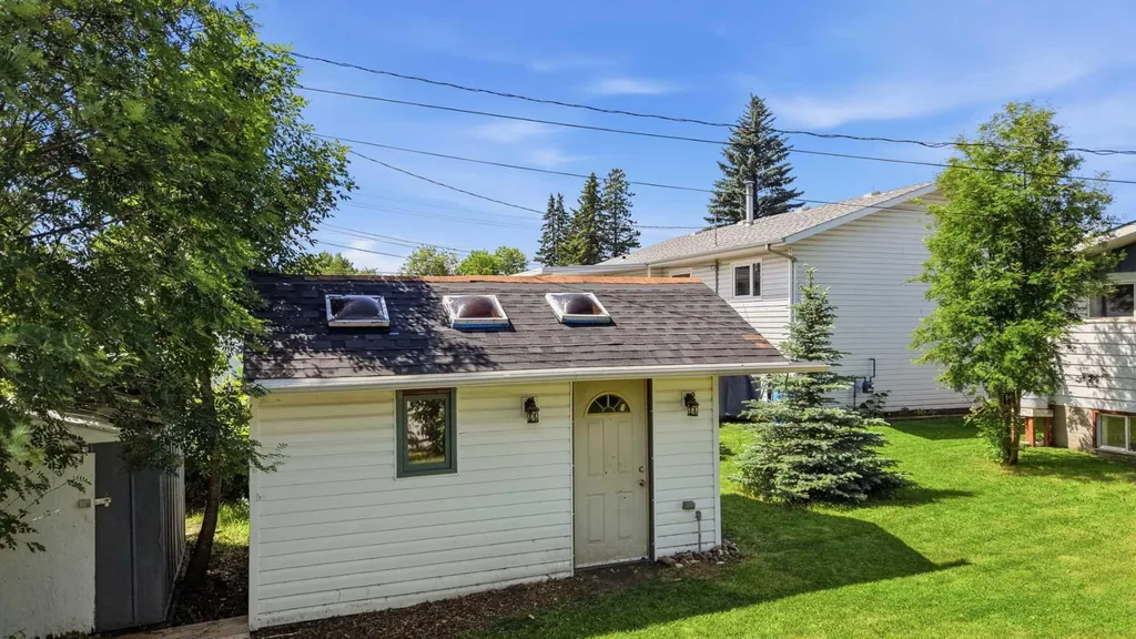 5017 61 Avenue Close Ponoka AB T4J 1E7