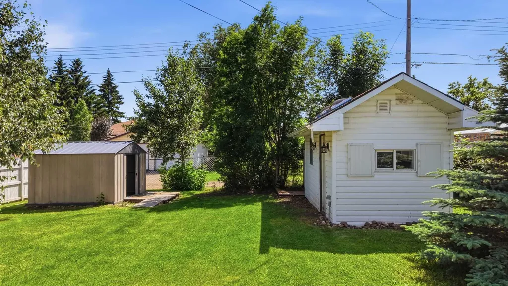 5017 61 Avenue Close Ponoka AB T4J 1E7