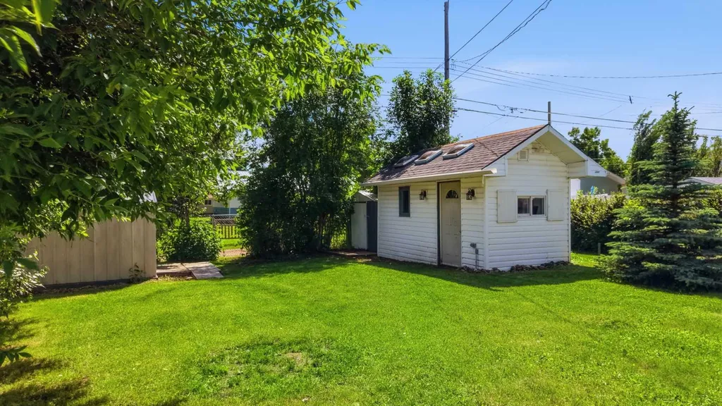 5017 61 Avenue Close Ponoka AB T4J 1E7