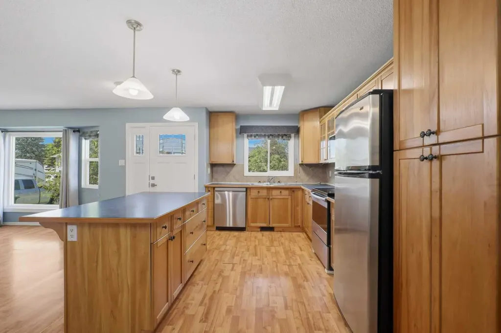 5017 61 Avenue Close Ponoka AB T4J 1E7