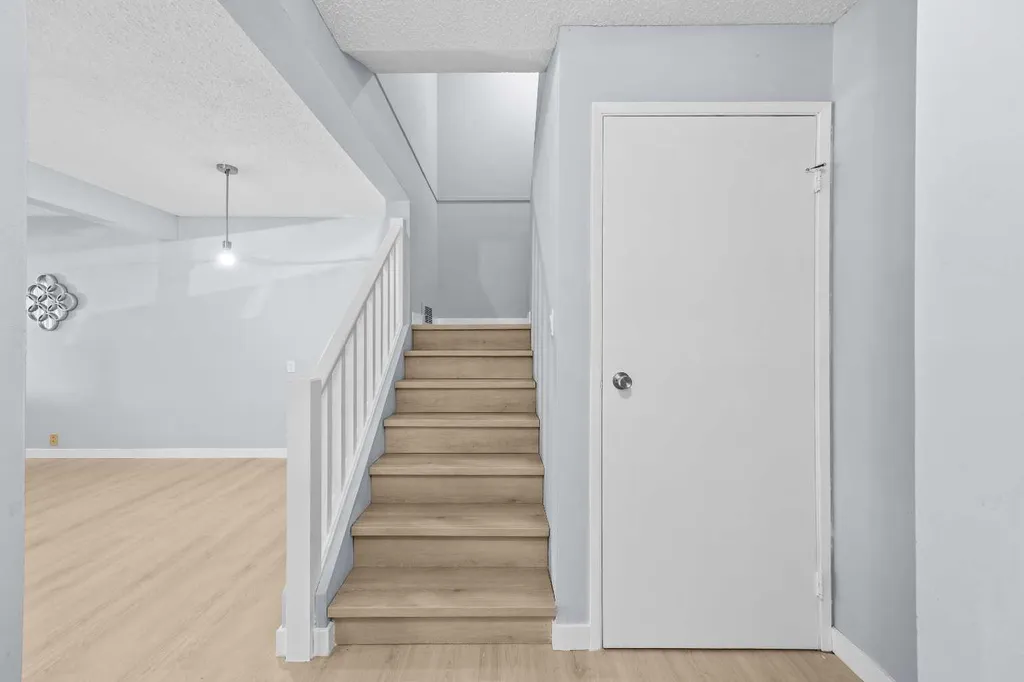 115 Bergen Road NW Calgary AB t3k1p2