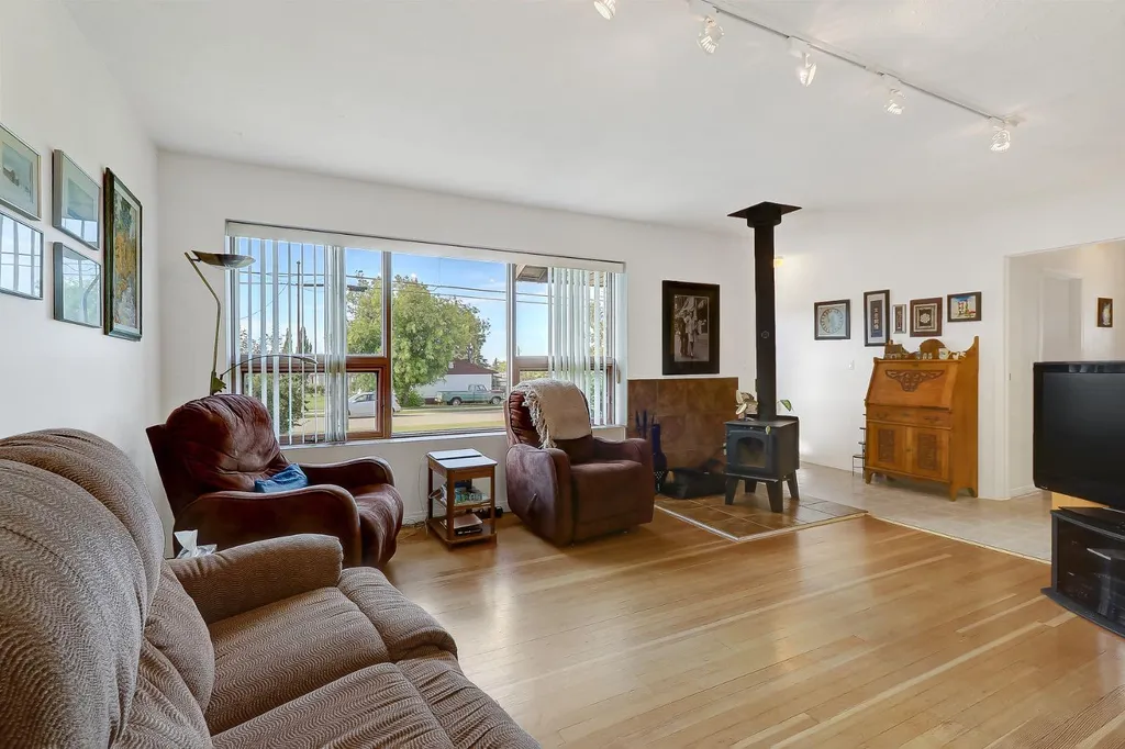 10904 108 Avenue Fairview AB T0H 1L0