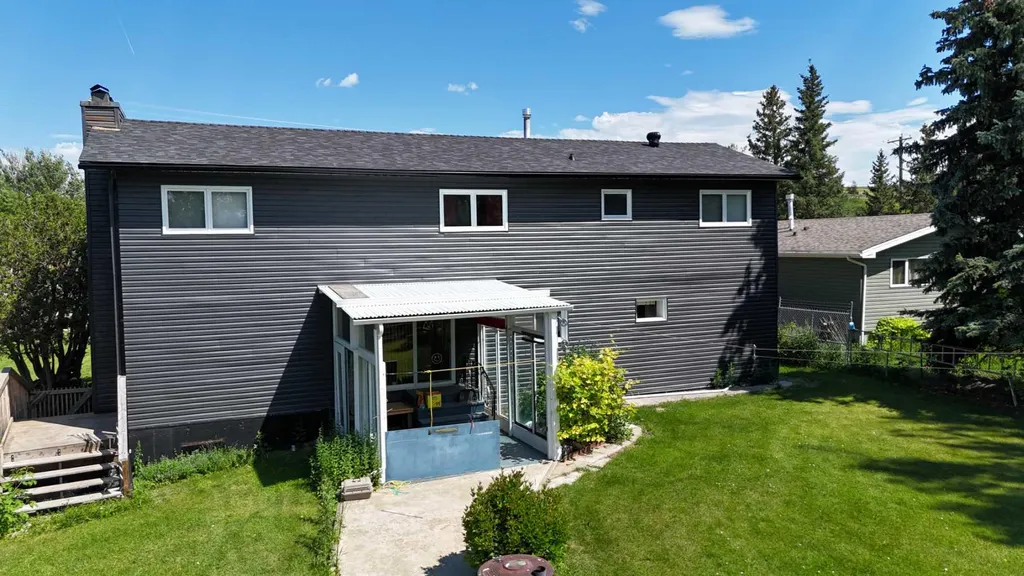 737 2 Street W Cardston AB T0K 0K0