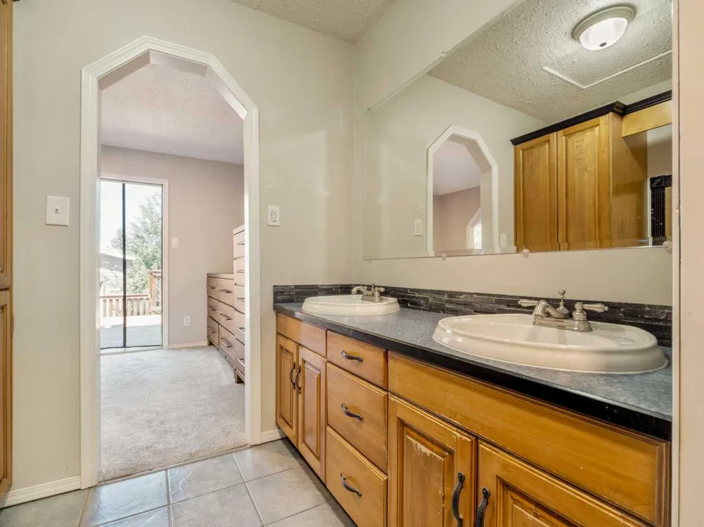 2128 18 Avenue Coaldale AB T1M 1K6