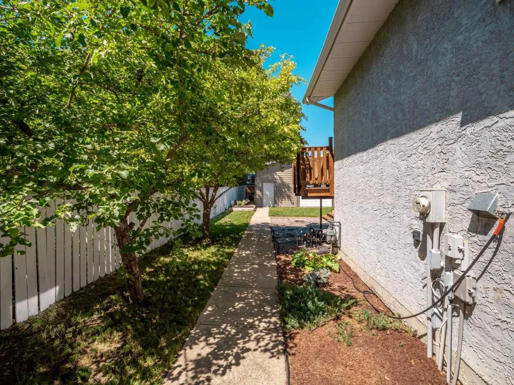 2128 18 Avenue Coaldale AB T1M 1K6