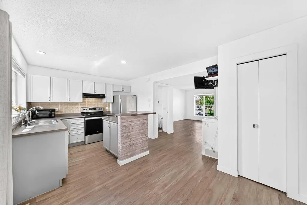 294 Elgin View SE Calgary AB T2Z 4N6