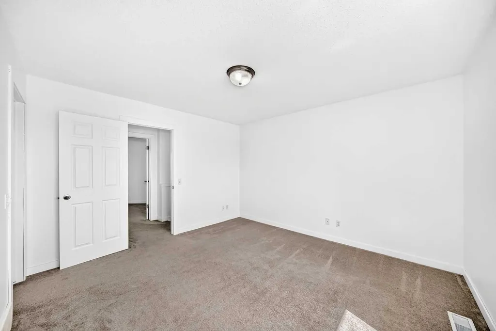 294 Elgin View SE Calgary AB T2Z 4N6