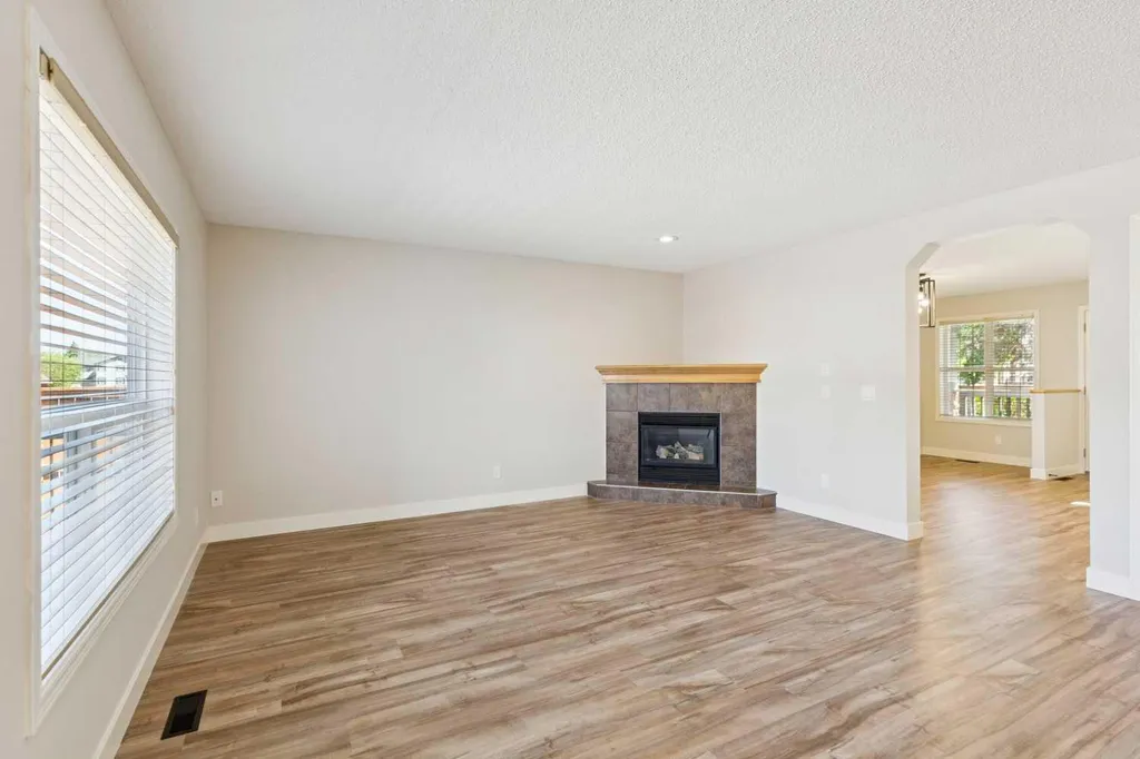 225 West Lakeview Drive Chestermere AB T1X1S1