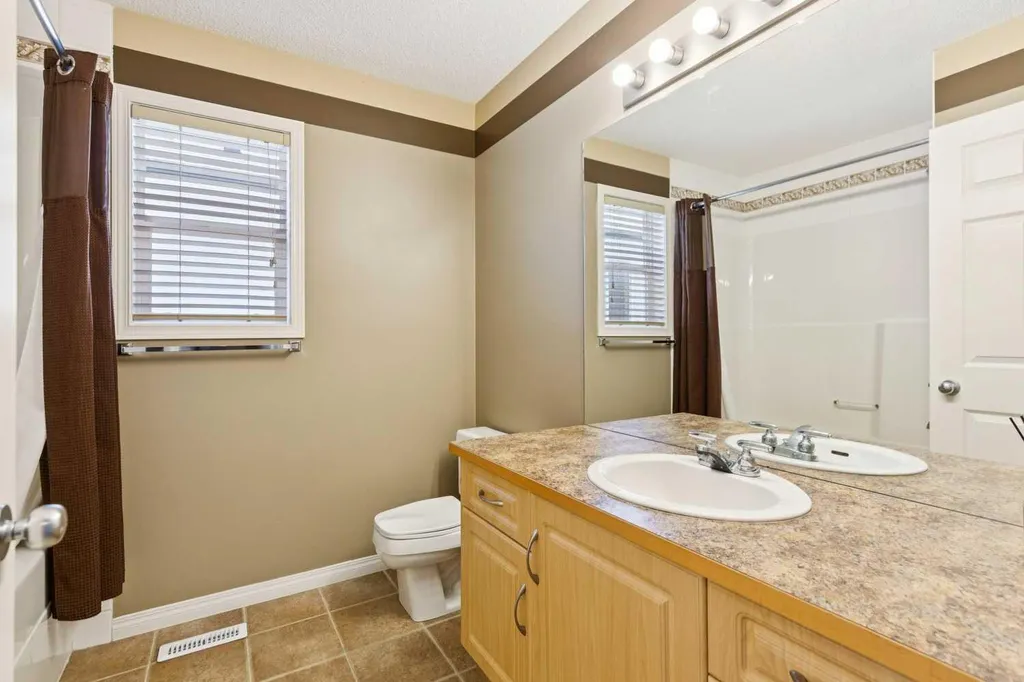 225 West Lakeview Drive Chestermere AB T1X1S1