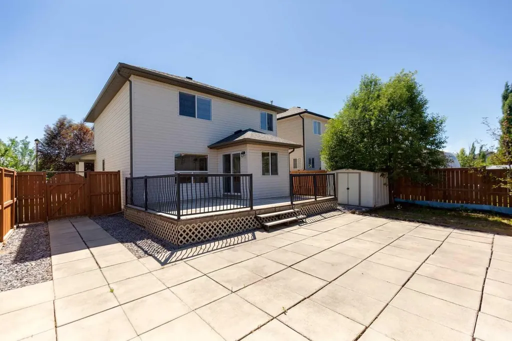 225 West Lakeview Drive Chestermere AB T1X1S1