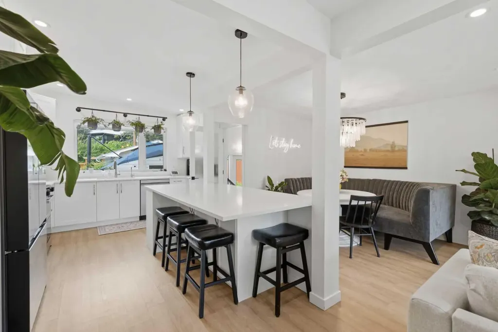 3720 58 Avenue SW Calgary AB T3E 5H6