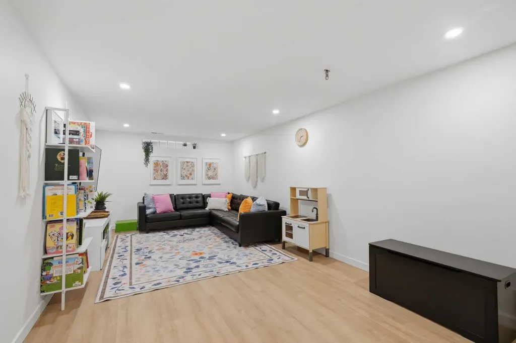 3720 58 Avenue SW Calgary AB T3E 5H6