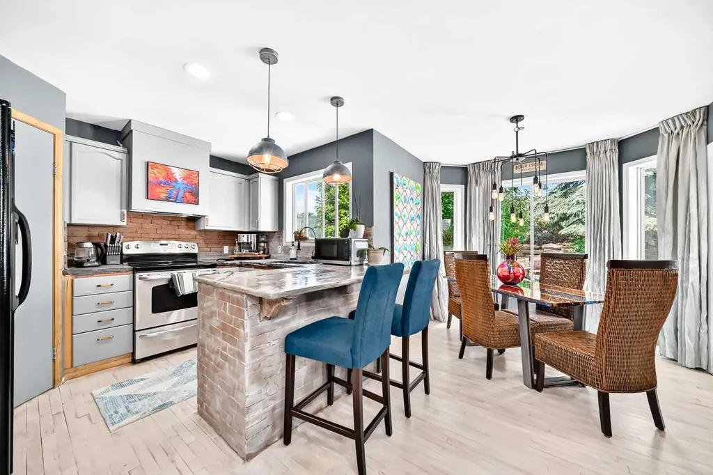 216 Hidden Spring Green NW Calgary AB T3A5N4