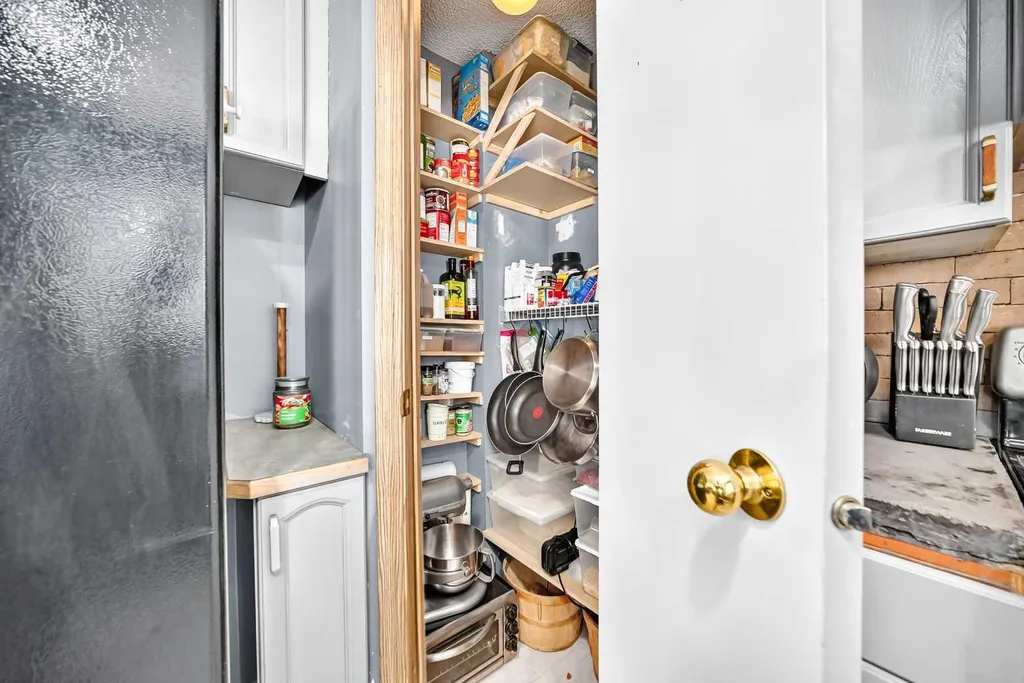 216 Hidden Spring Green NW Calgary AB T3A5N4