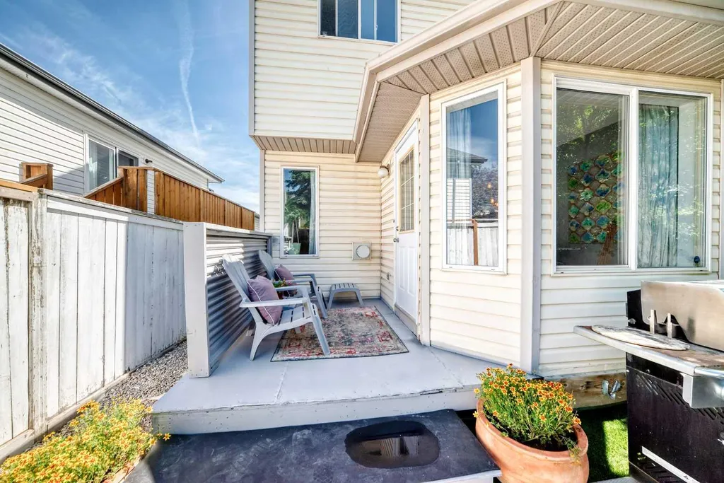 216 Hidden Spring Green NW Calgary AB T3A5N4