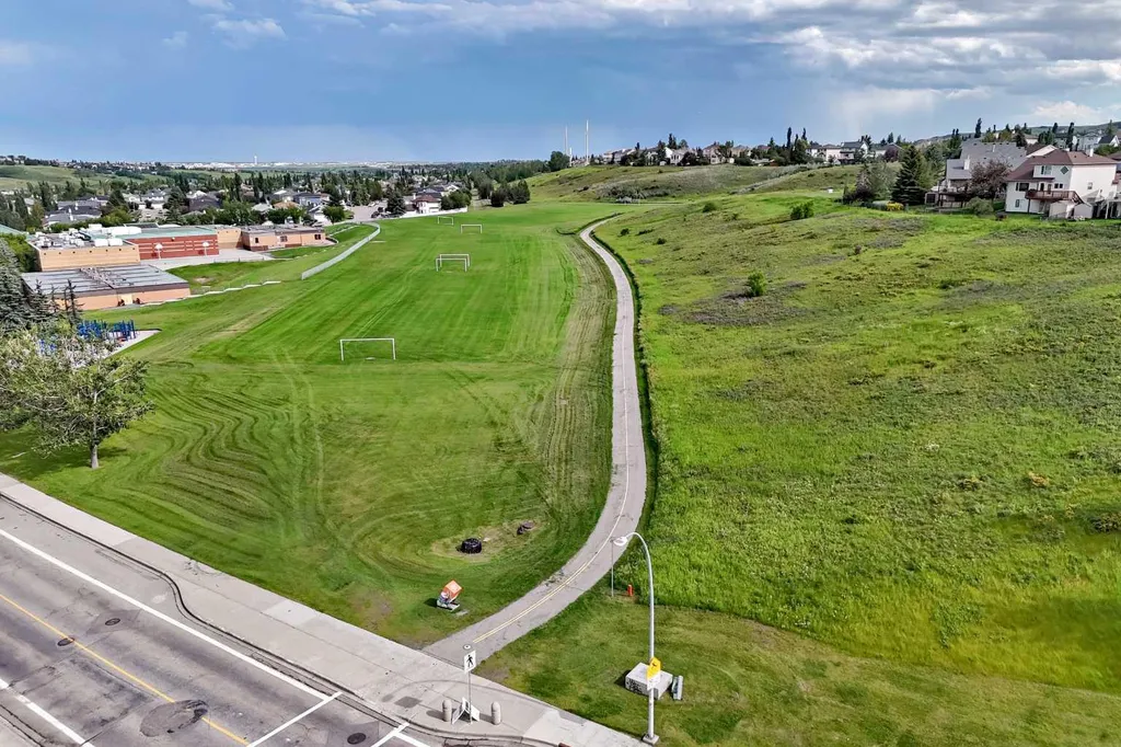 216 Hidden Spring Green NW Calgary AB T3A5N4