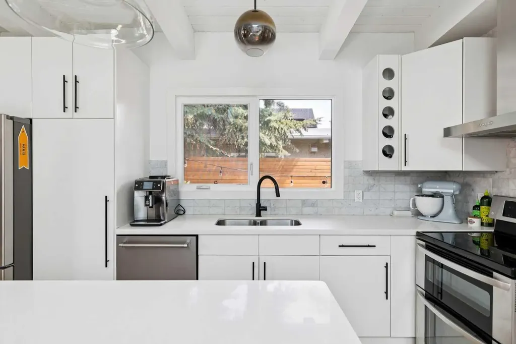735 53 Avenue SW Calgary AB T2V 0C4